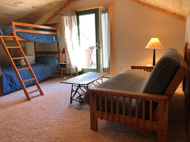 Segundo dormitorio/loft.  Un juego de literas para dos personas.  El futón se pliega en una cama para dos.