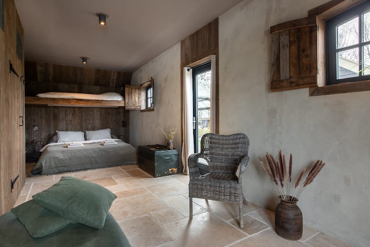 Guest room 4, the king size bed can also be made up as two separate beds. 
