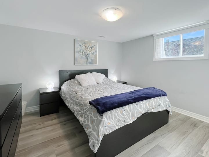 Chumba cha kulala cha msingi na kitanda cha ukubwa wa malkia na kabati la nguo mbili.  Chumba hiki pia ni kikubwa cha kutosha kubeba kitanda cha watoto wachanga/cha kusafiri.  Vyumba vyote vina vipofu vya rola za dirisha. 