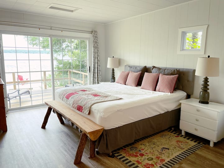 Nueva casa de huéspedes junto al lago - cama tamaño king.  Abierto de mayo a octubre.  Cerrado de octubre a abril. 