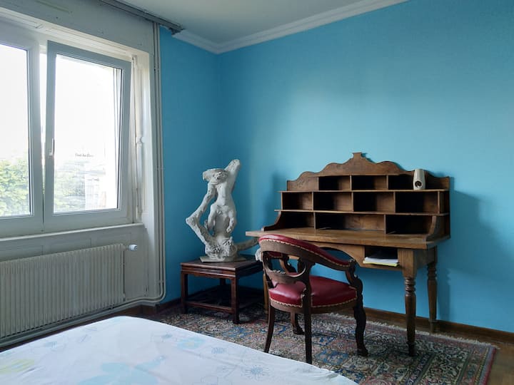 Спалня 1 на приземния етаж, с офис