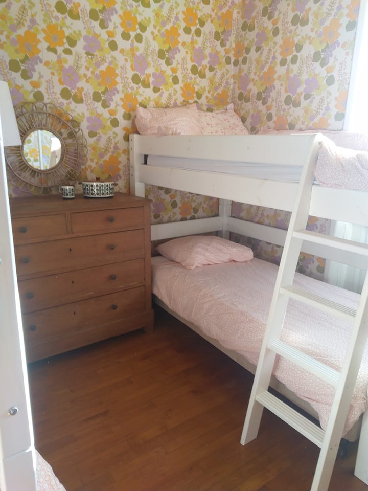 Спалня3. 1 - ви етаж. 2 двуетажни легла, 4 легла, скрин и гардероб.