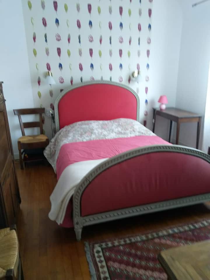 Спалня 2. 1 - ви етаж. Легло за двама души, скрин, гардероб, телевизор и DVD плейър.