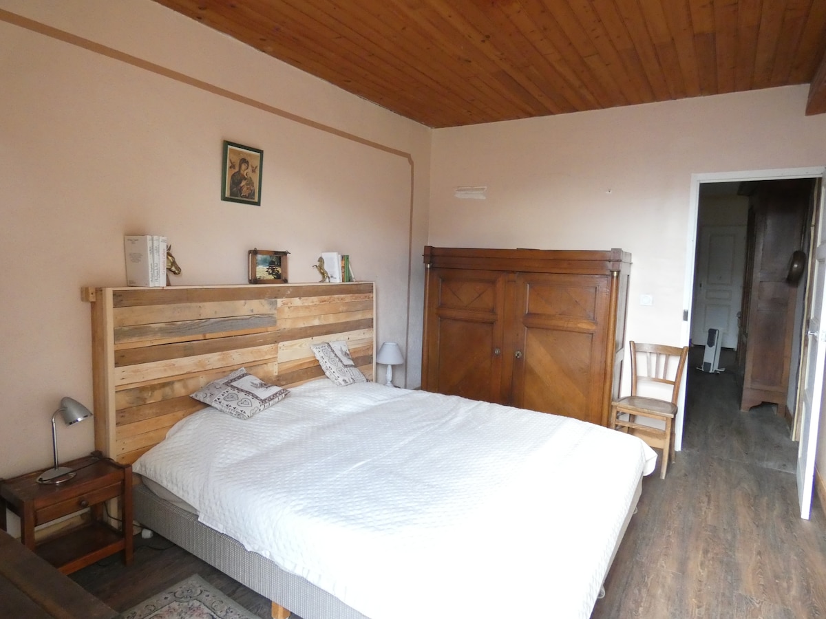 Стая с размери 12 м²: главна спалня с двойно легло (2,40 *2,40).