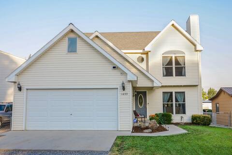 Fully Stocked 3 BR HOME - Work & Play w/fast WiFi