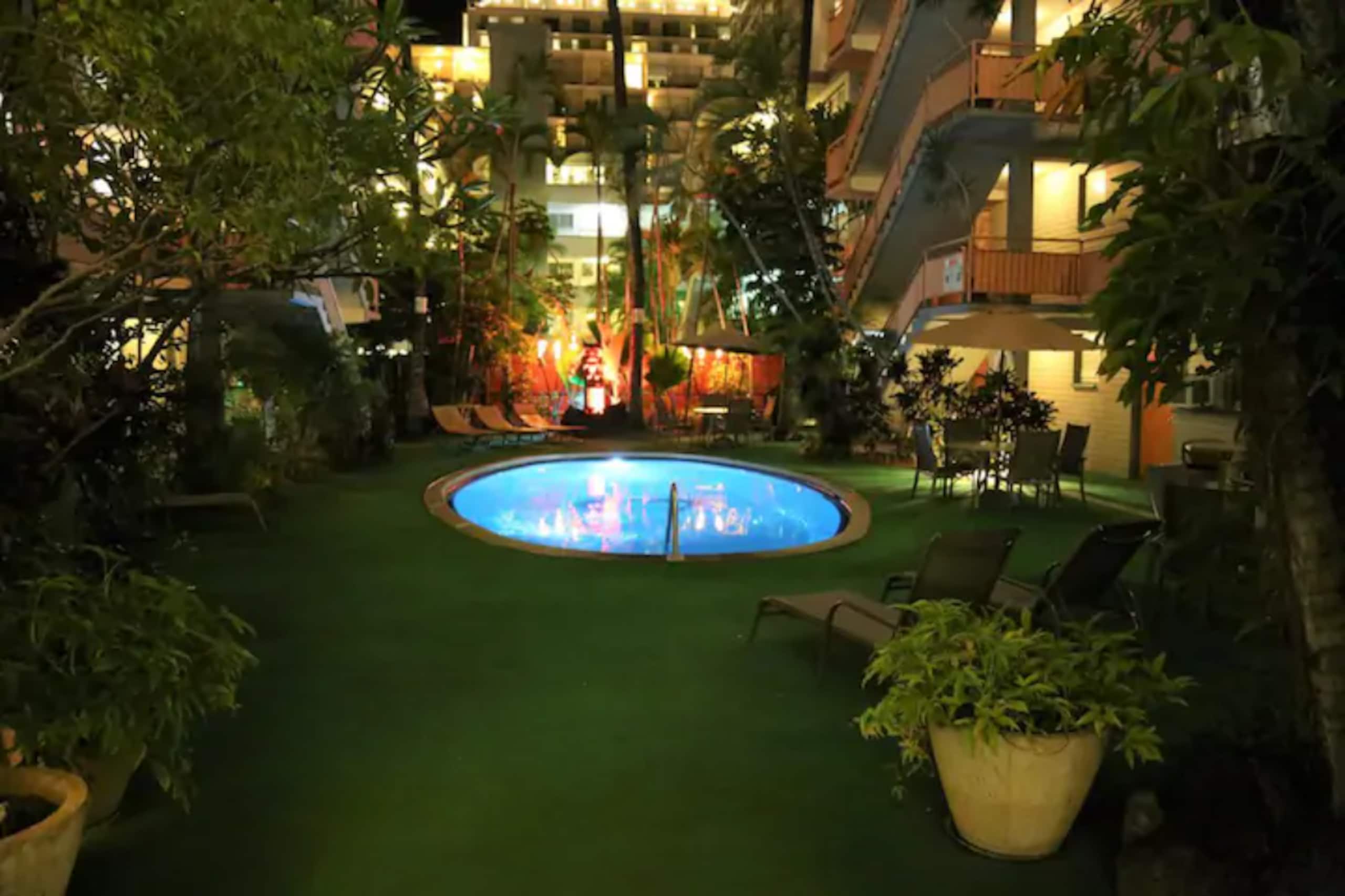 Condo in Honolulu · ★4.43 · 1 bedroom · 3 beds · 1 shared bath - Image 4