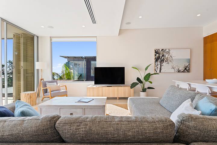 Spacious Penthouse with Stunning Ocean Views gallery image 5