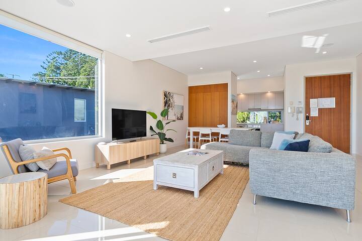 Spacious Penthouse with Stunning Ocean Views gallery image 2