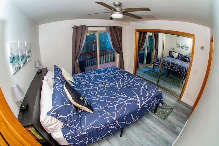 一楼主卧配备加州加大双人床、阳台和浴室 