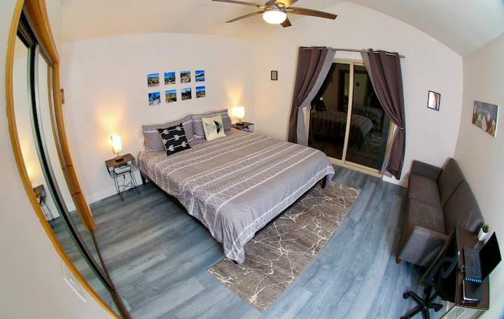 楼上主卧配有加州特大号床、卫生间、阳台、工作区和日式床垫