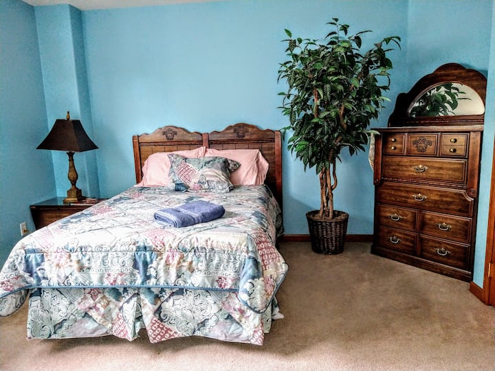 Jill, მე -4 საძინებელი სასეირნო კარადა , გვერდით Jack საძინებელი... ორადგილიანი საწოლი (2 ან 1 )