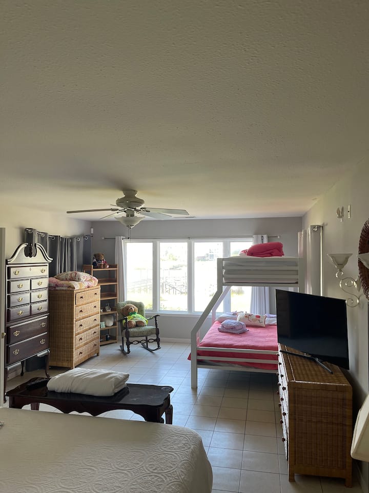 Ogroman majstor s krevetima za malu djecu ako je potrebno s prekrasnim pogledom na ICW!