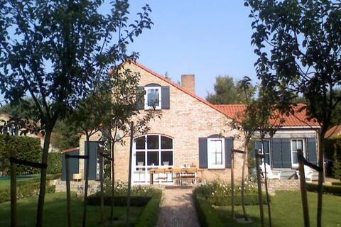 Nice detached house directly on a nature reserve