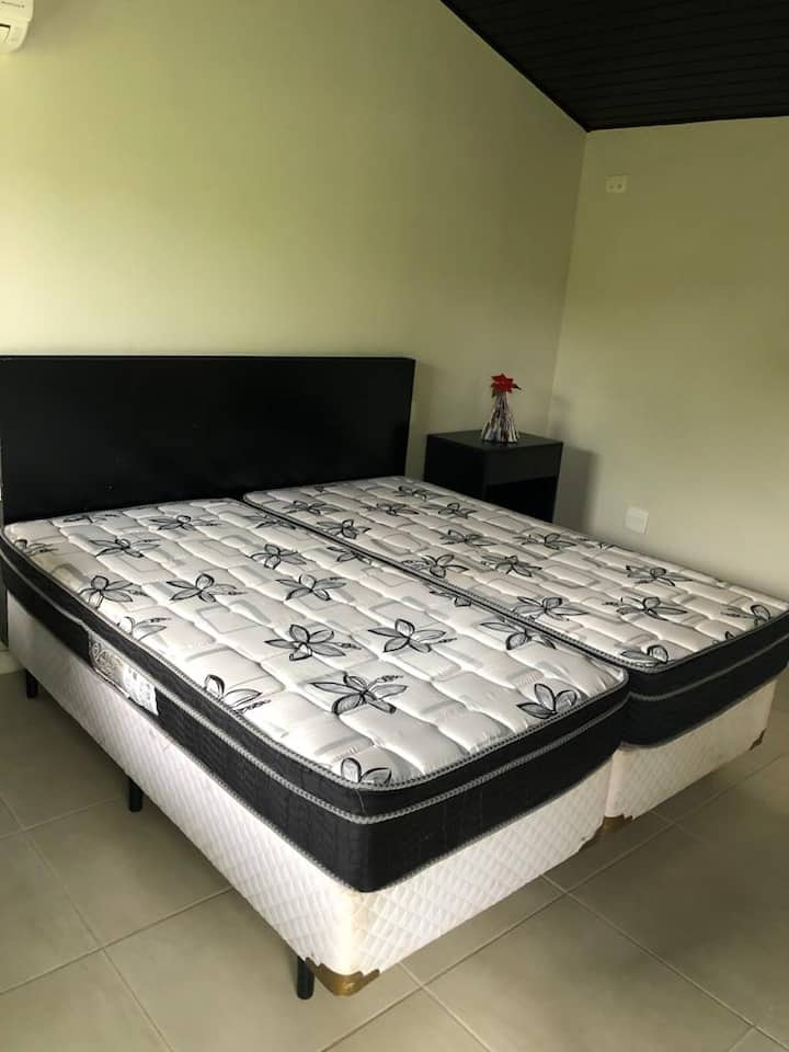 ห้องสวีทพร้อมเครื่องปรับอากาศ 2 เครื่อง
