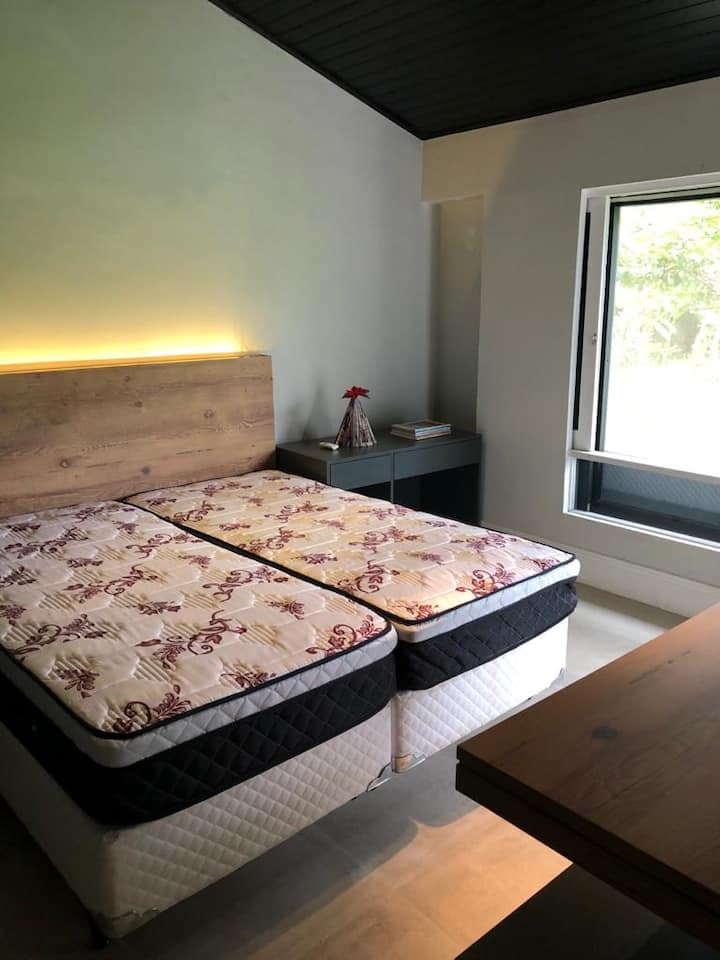 ห้องสวีทพร้อมเครื่องปรับอากาศ 1 เครื่อง
