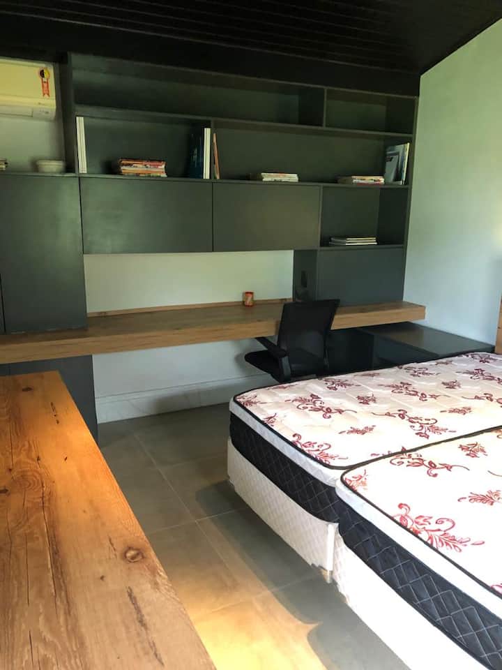 ห้องสวีทพร้อมเครื่องปรับอากาศ 1 เครื่อง
