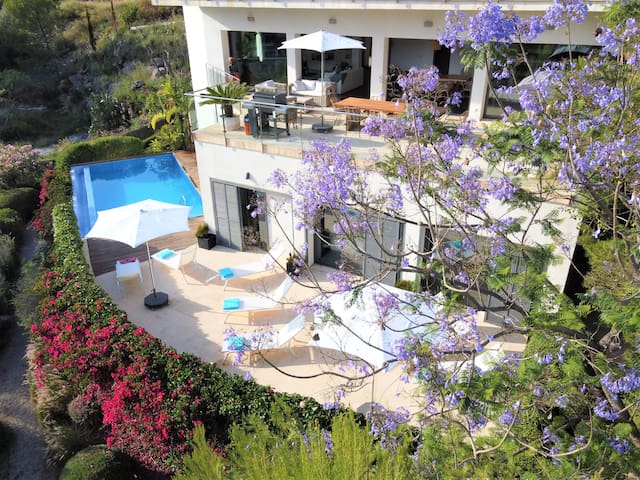 Idyllic 6 bed villa, stunning views & heated pool