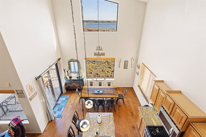 Grumpy Toads Getaway open living room with high ceilings