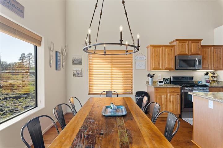 Grumpy Toads Getaway dining area with reclaimed wood table and gas range kitchen