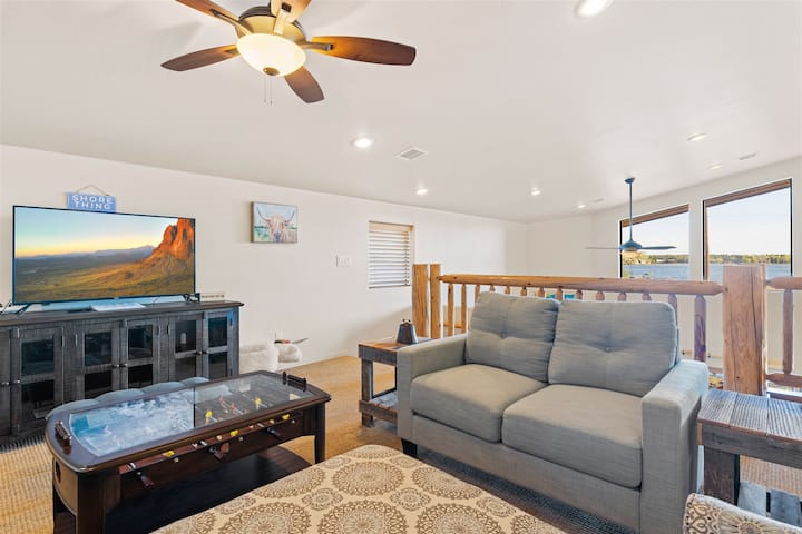 Grumpy Toads Getaway loft — 75-inch TV, foosball table, and lake views