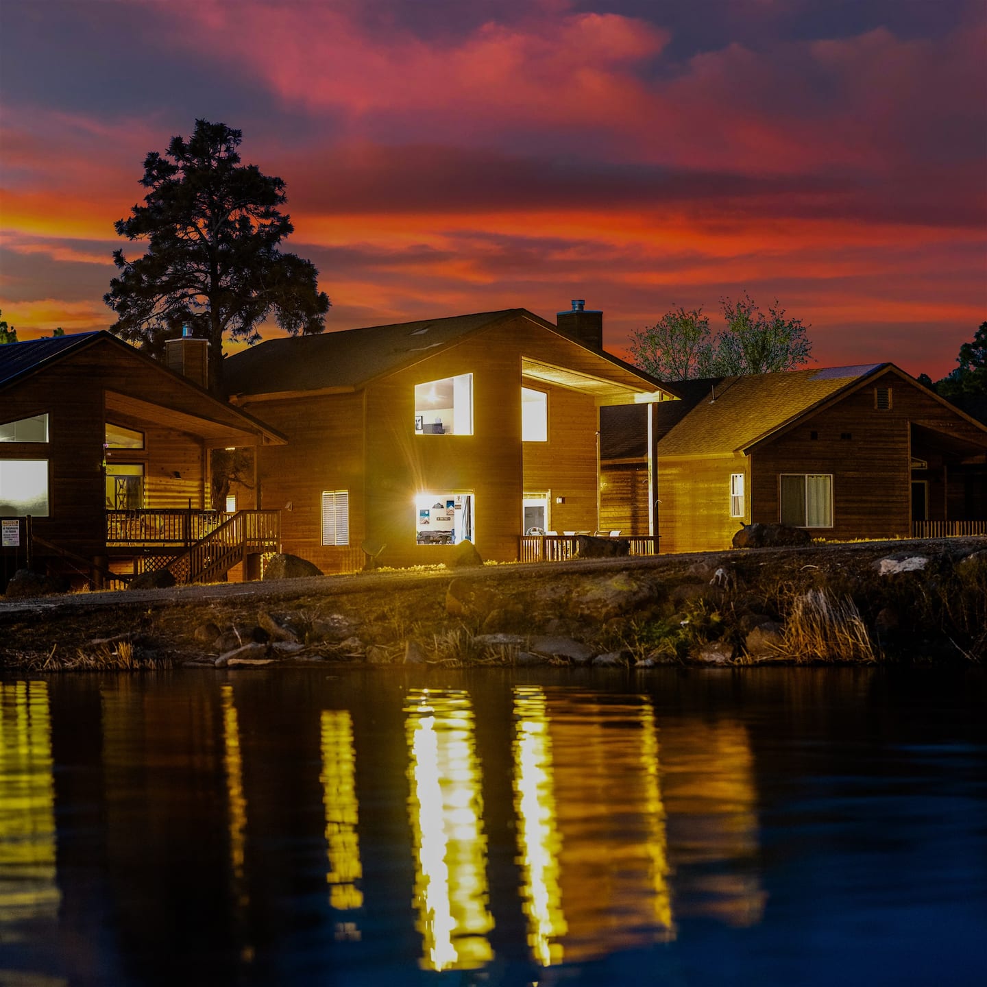 Grumpy Toads Getaway cabin at sunset on Rainbow Lake in Lakeside, Arizona