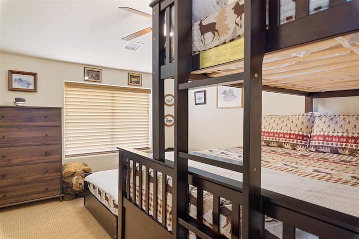 Grumpy Toads Getaway bunk room — twin-over-full bunk beds, sleeps 4