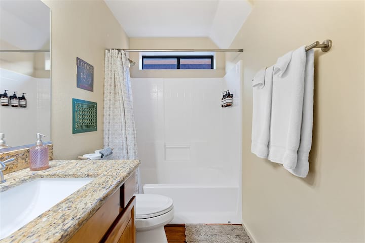 Grumpy Toads Getaway bathroom with granite vanity