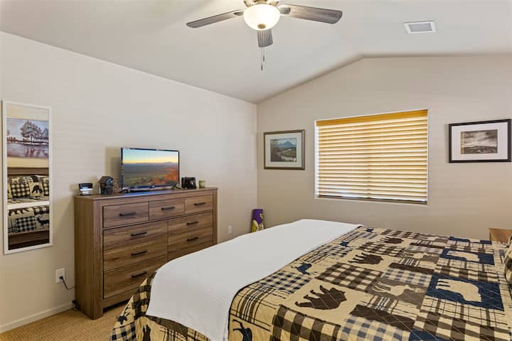 Grumpy Toads Getaway bedroom 2 — queen bed