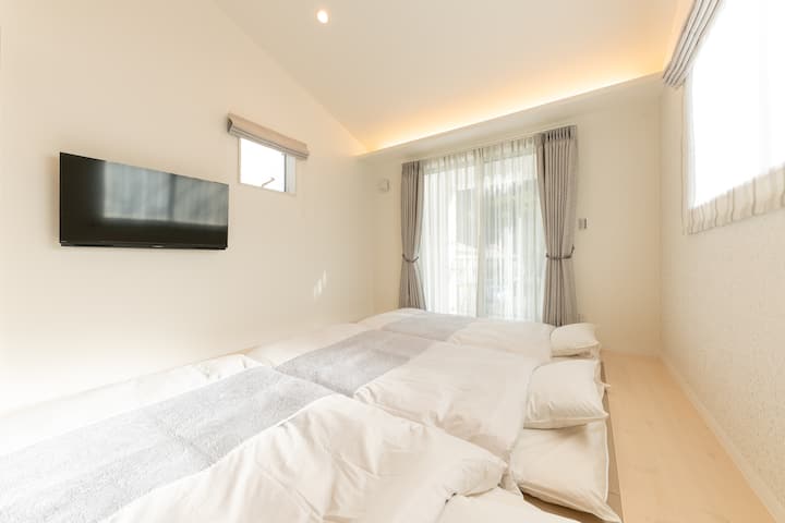 リビング
Дневна соба (футоните се поставени во плакарот)