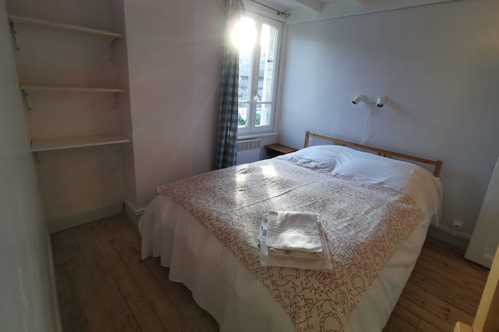 ห้องนอนคู่ 2 ติดกับห้องทำงาน/ห้องดูทีวี (เข้าถึงได้โดยบันไดอีกชั้น) มีชั้นวางของและพื้นที่แขวนสำหรับเก็บเสื้อผ้า 