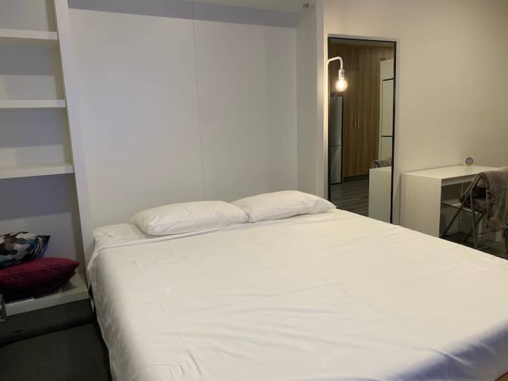 vrlo udoban krevet . Temper s madracem ; vrlo udoban madrac od pjene.  