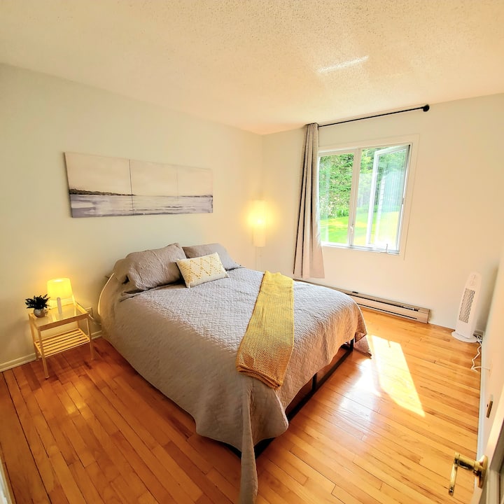 Habitación amplia con cama de matrimonio