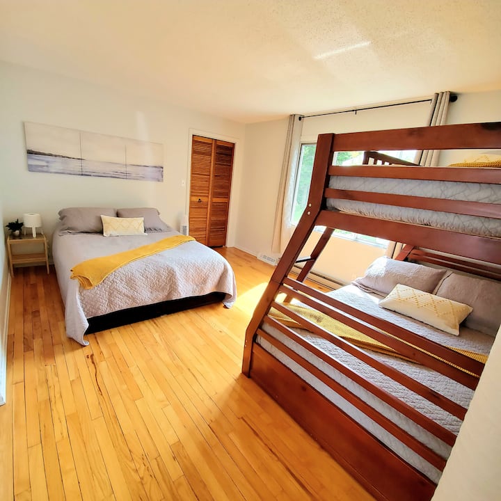 Habitación grande con 1 cama Queen y 1 litera (cama doble en la parte inferior y individual en la parte superior)