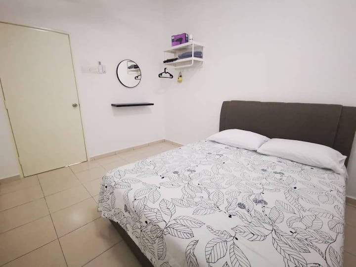 Room 2 :
10-inch queen bed, Ann Taylor 2 bamboo pillow, SSF cotton blanket
1 Hp inverter air-condition + fan
Towel
Sejadah
Hairdryer
Dressing area
Outlet socket