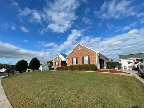 Top performing Airbnb: Cozy 3 bedroom residential home in quite setting. in Cleveland