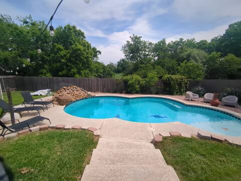 4BR Retreat w Pool, Hot Tub & 11 Beds, 2.5BA
