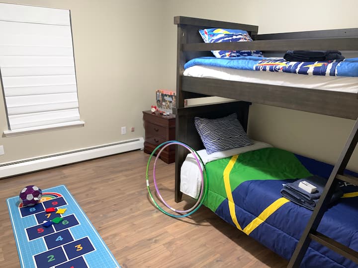 Chumba cha kulala 3 (kitanda cha ghorofa mbili) chenye mashuka ya Nautica. Hii ni kwa ajili ya watoto. Pia ina vifaa vya kucheza vya 3+, na 4 na zaidi.