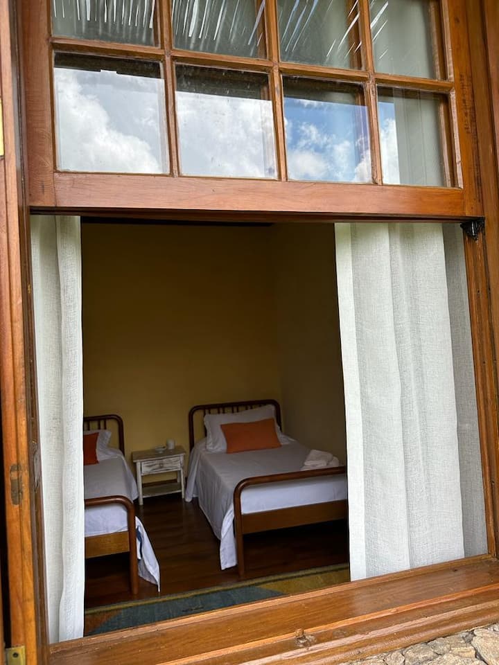 quarto com 2 camas de solteiro com uma vista incrivel para a Mata Atlantica e banheiro americano