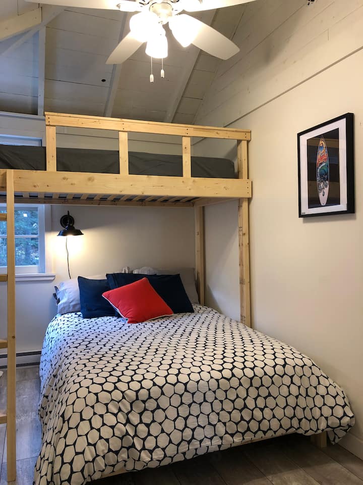 1号卧室配有一张双人床和一张单人阁楼床