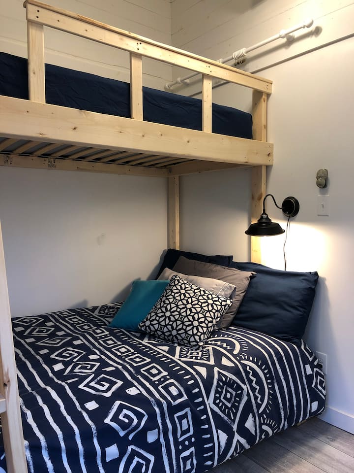 卧室2配有一张双人床和一张双人阁楼床。