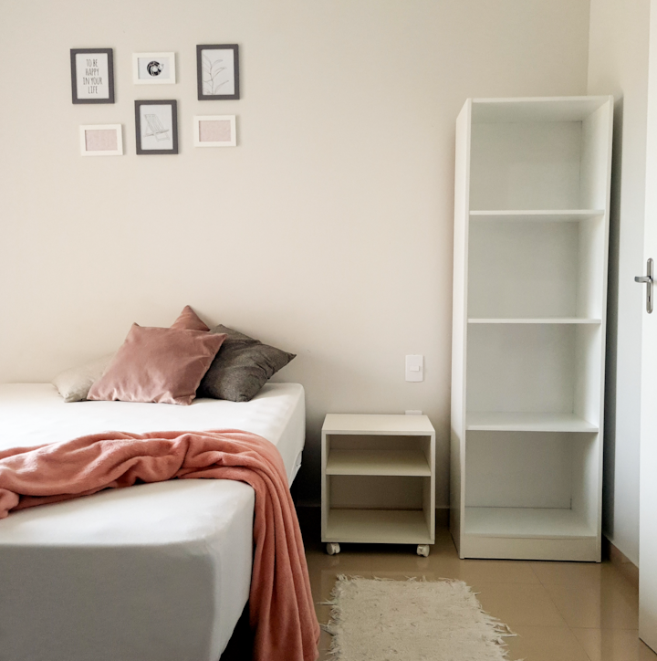 Suite with double bed, bedside tables, niches, dresser, 37"TV with Chromecast and Open SKY TV, Air-conditioning and desk with chair.