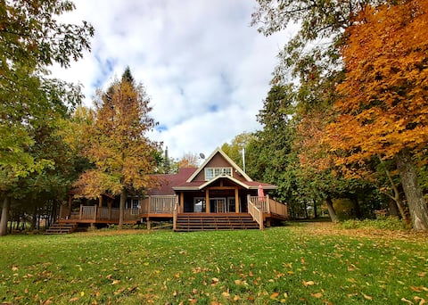 Beach lakefront cottage on Manitoulin Island