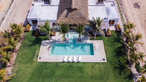 Beach Front House Amazing, AC, Starlink, Sun