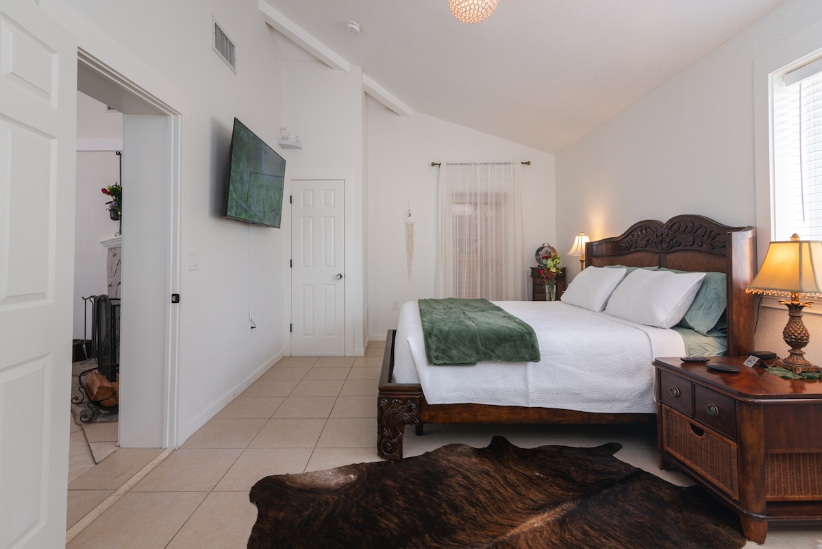 ฝันลึกๆบนที่นอนขนาดควีนไซส์หรูหราในสถานที่พักผ่อนสำหรับการนอนหลับหลักที่กว้างขวาง