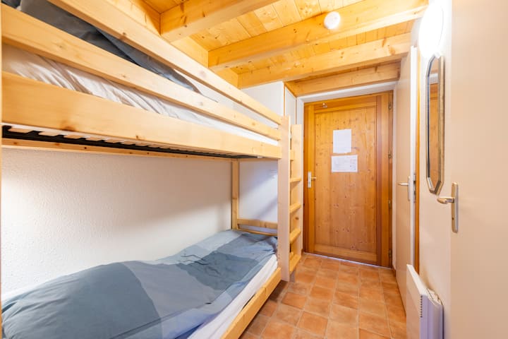 כניסה עם מיטות קומתיים