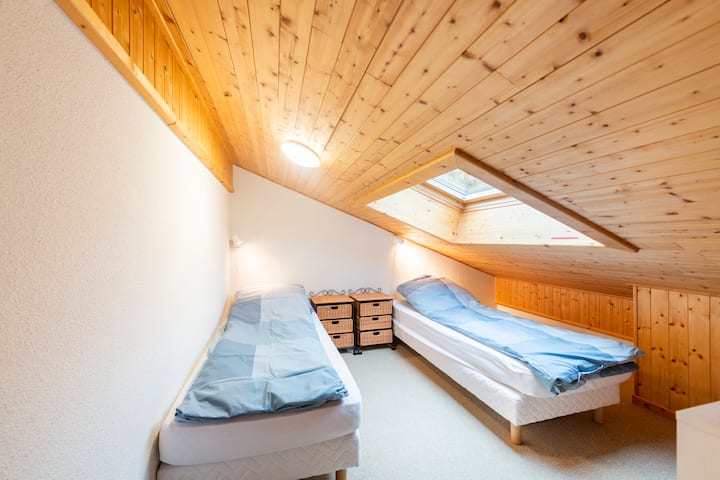 מזנין עם 2 מיטות יחיד