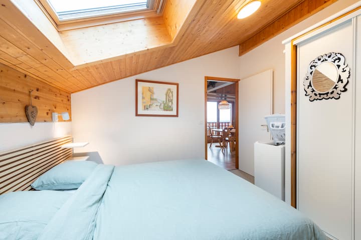 חדר שינה עם מיטה זוגית 160 x 200 ס"מ