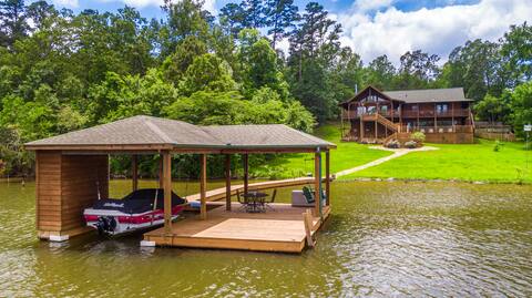 Serene Lakeside Getaway