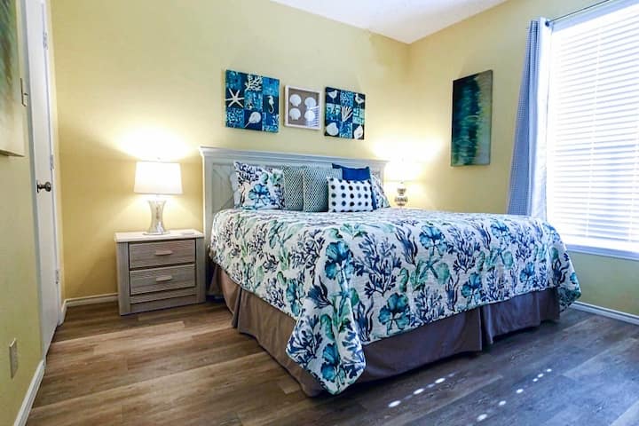 El dormitorio principal tiene un colchón tamaño king de ensueño, baño privado y televisión inteligente.