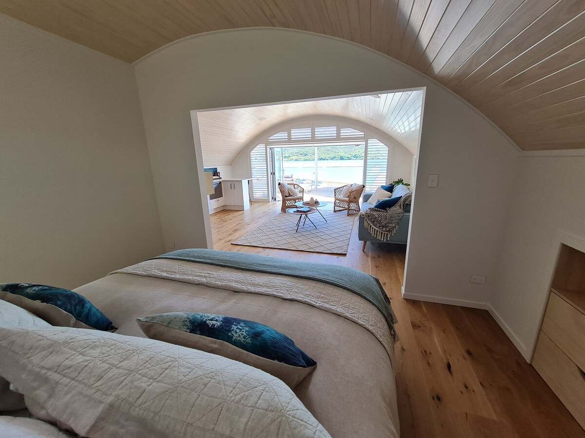 Luxe kingsize bed met een optie van middelgrote tot stevige kussens 